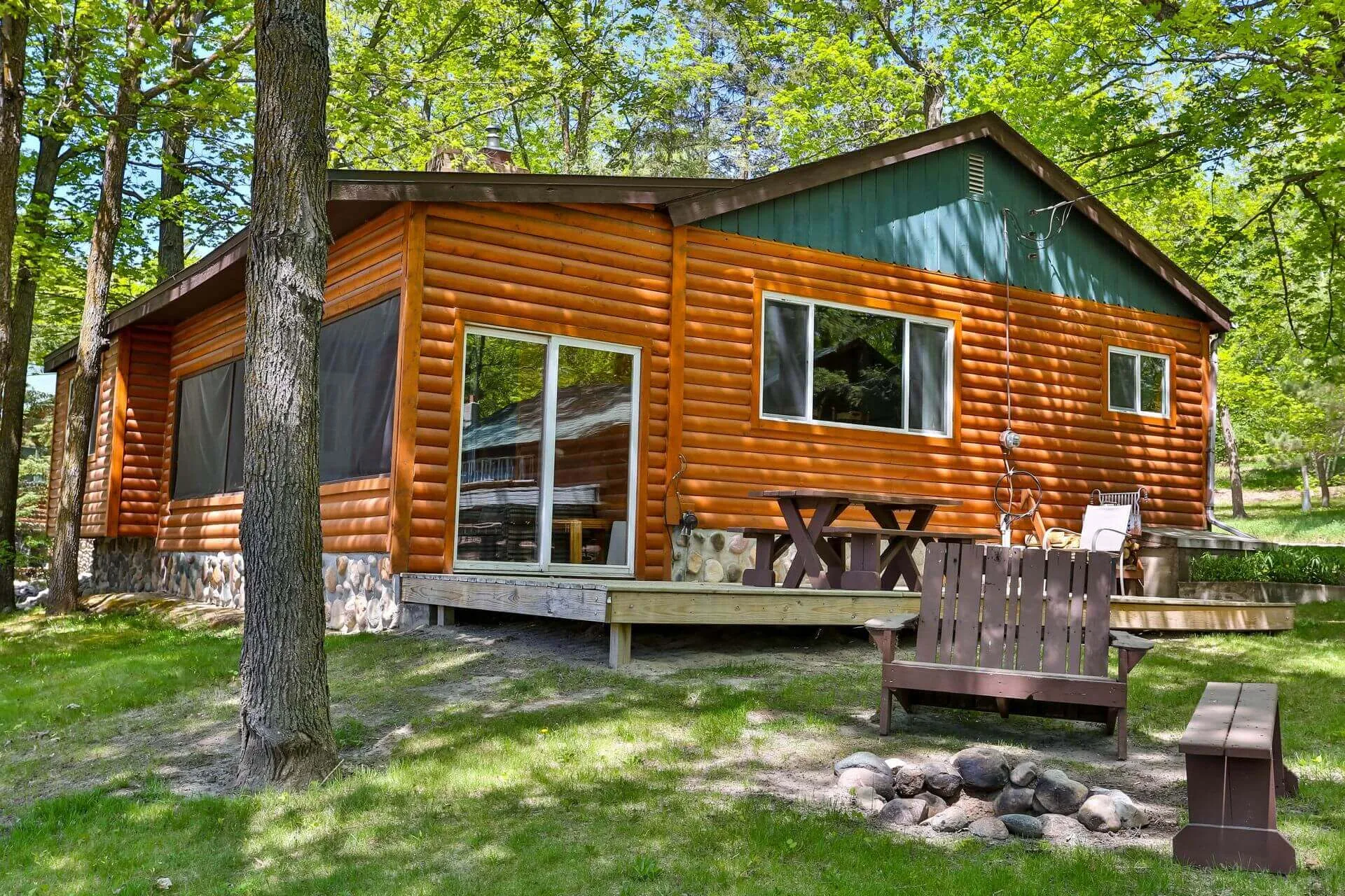 A log cabin among the trees at Kohl’s Resort